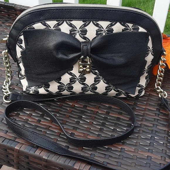 Betsey Johnson purse - Picture 2 of 14